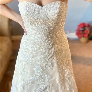 David’s bridal lace a line wedding gown! Size 10 altered to 5’4 height.